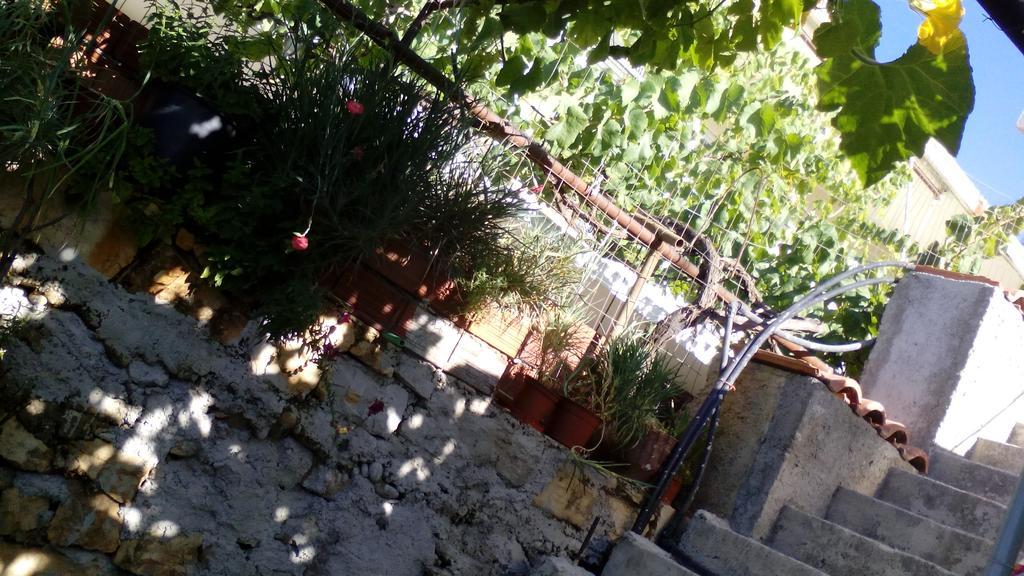 Stone House Hotel Himare Exterior photo