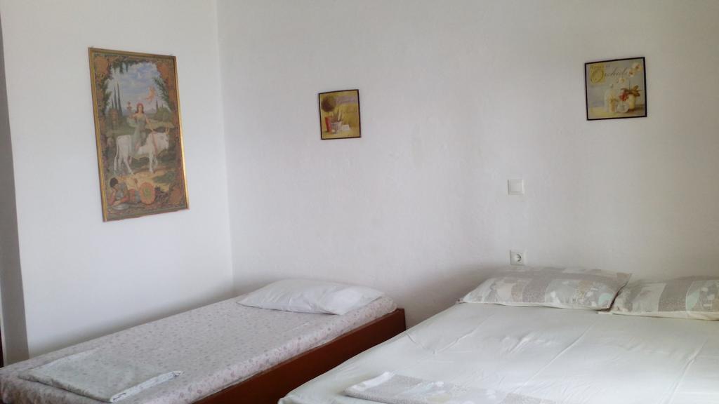 Stone House Hotel Himare Exterior photo